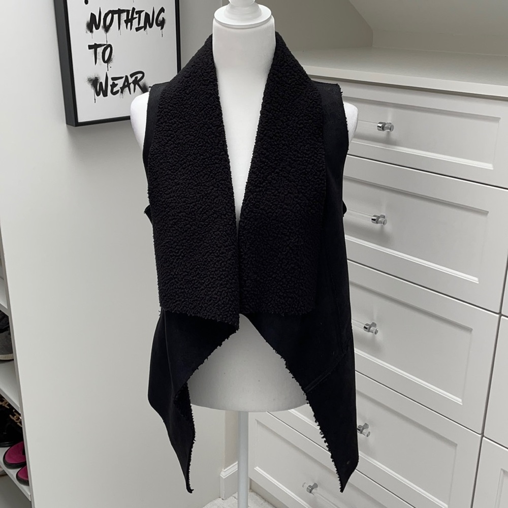 Karen Kane faux suede/faux shearling vest, size S, black